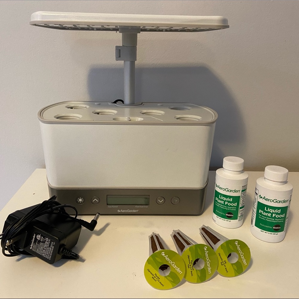 AeroGarden Harvest Elite - with food and pods